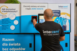 serwisant Interzero montuje i wykonuje pierwsze prace serwisowe przy butelkomacie do zbiórki i zarządzania odpadami